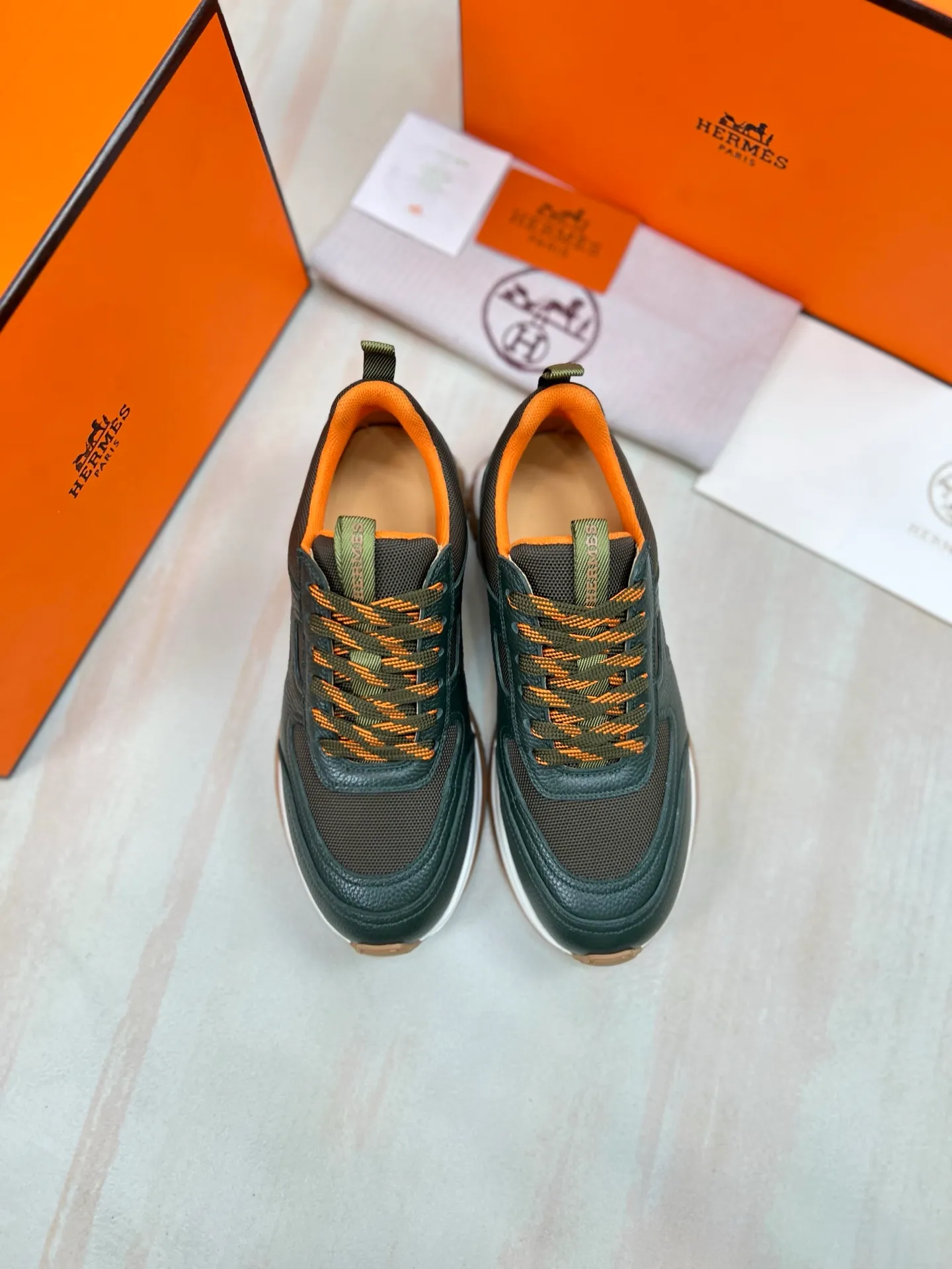 Factory price 640💰Hermes Jimmy men's sneakers, Hermes high-tech canvas and suede goatskin sneakers with grooved rubber soles. Create a modern hiking style. Honey-colored rubber sole, white rubber midsole, pumpkin-colored high-tech canvas lining Size: 38-44 (45 customized)
